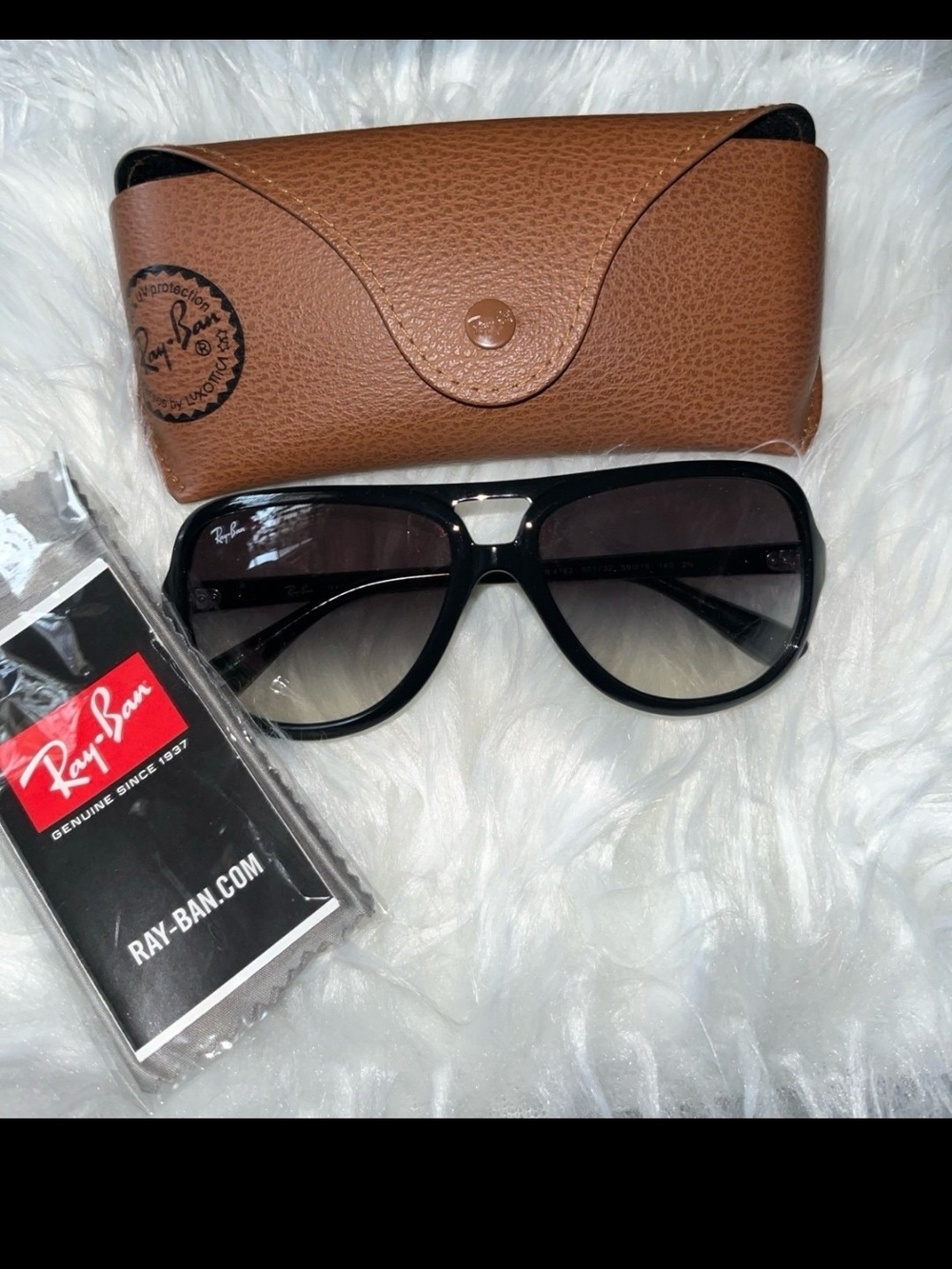 Ray-Ban Women's Black Frame with Gradient Smoke Lenses Sunglasses - Picture 2 of 3